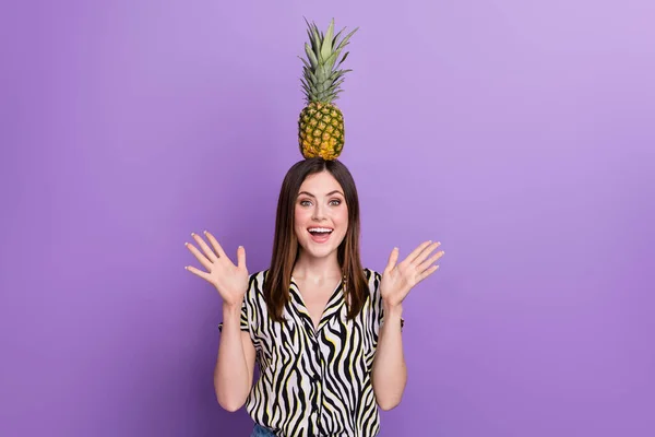 正の遊び心のある女性のパイナップルの頭の肖像画は 紫色の背景に隔離された良い気分を持っている — ストック写真