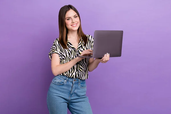 魅力的な若いプロジェクトマネージャーの女性の写真リモートでのみ彼女のネットブックを使用して作業すると 紫の色の背景に簡単に利益を隔離されます — ストック写真
