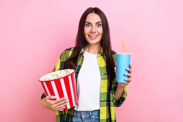 Photo Impressed Girl Straight Hairstyle Checkered Shirt Hold Popcorn Drink — Stock Photo, Image