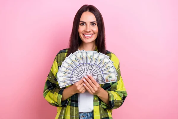 Parlak Tatlı Ekose Gömlekli Elinde Para Yelpazesi Olan Bir Kadının — Stok fotoğraf