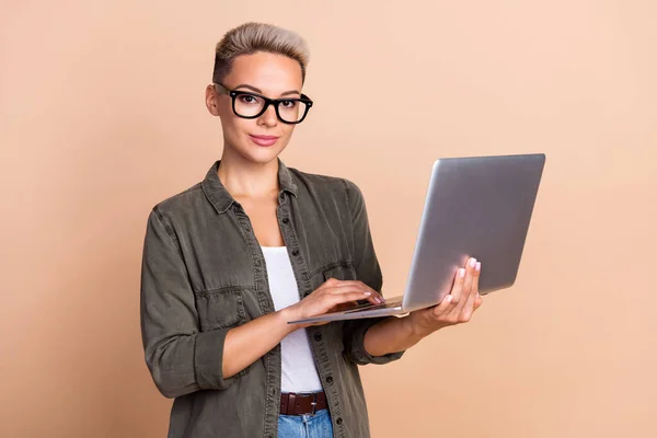 Porträtt Unga Självsäkra Affärskvinna Bära Khaki Skjorta Hålla Laptop Smart — Stockfoto