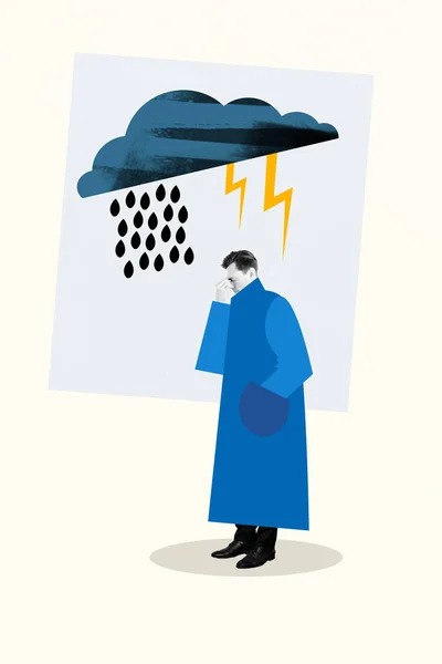 若い落ち込んで男の雨の天気コラージュのコンセプトは グレーの色の背景に隔離された防水ジャケットストレスの多い日悪い気分を着用 — ストック写真