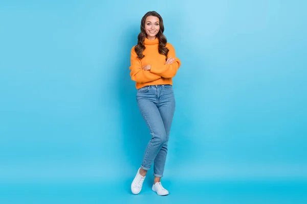 正の自信のある女性の完全な長さの写真ドレスオレンジプルオーバー腕交差隔離された青の色の背景 — ストック写真