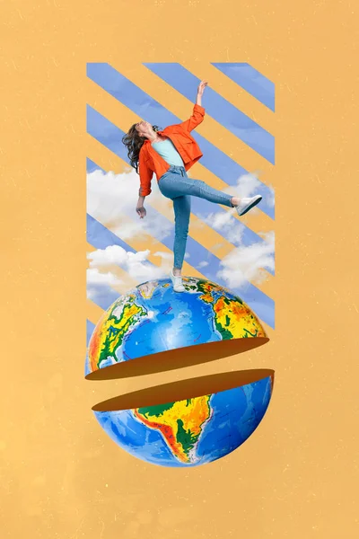 コラージュ3Dピンナップポップレトロスケッチ画像の面白いですかわいいです女性歩く小さな地球孤立ベージュ色背景 — ストック写真