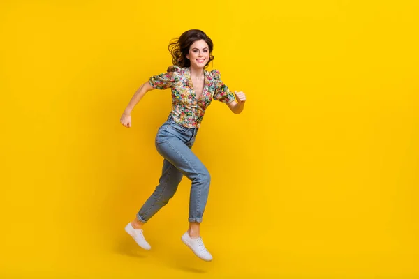 フルボディサイズランニングモチベーションの写真若い女性は春の時間服を着用黄色の背景に隔離された環境を探る — ストック写真