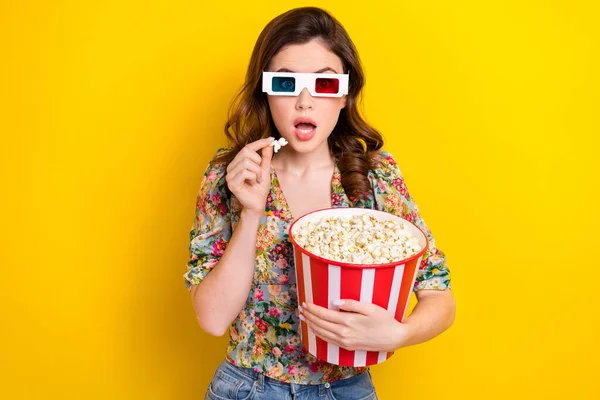 Portrait Impressed Girl Hand Hold Pop Corn Bucket Open Mouth — Stock Photo, Image