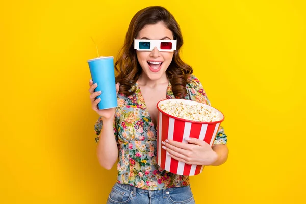 Photo Shocked Surprised Lady Enjoying Cinema Hold Pop Corn Bucket — Stock Photo, Image
