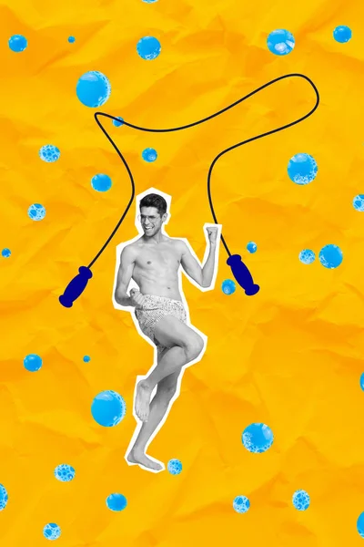 画黄色蓝色气泡垂直拼贴年轻帅小伙喜庆海滩穿泳裤用跳绳训练 — 图库照片