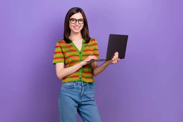 Photo Pleasant Smart Woman Straight Hairstyle Wear Glasses Kolorowy Shirt — Zdjęcie stockowe