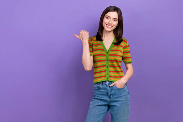 Zdjęcie Ładne Pozytywne Kobieta Prosta Fryzura Nosić Kolorowy Shirt Kierując — Zdjęcie stockowe