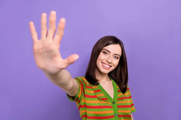 甘い光沢のある女性の写真を着用ストライプカーディガン手を振って腕ハイテク孤立紫色の背景 — ストック写真