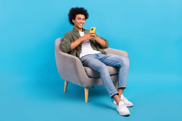 Retrato Cuerpo Completo Hombre Joven Positivo Sentarse Silla Uso Teléfono — Foto de Stock