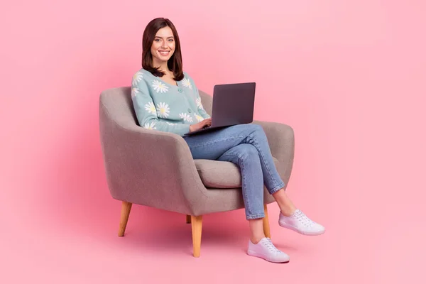 若い未来のフルボディサイズの写真それ専門家女性座って椅子学習コードピンク色の背景に隔離されたPython言語 — ストック写真