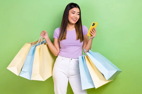 Photo Attractive Japanese Korean Young Woman Hold Device Shopping Bags — Stock Photo, Image