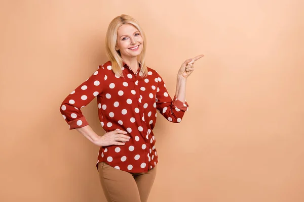 Retrato Mujer Optimista Positiva Agradable Con Pelo Rubio Camisa Roja — Foto de Stock