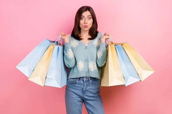 예쁘게 여성의 사진에는 점퍼를 몰에서 배경으로 고립된 곳에서 쇼핑을 모습이 — 스톡 사진