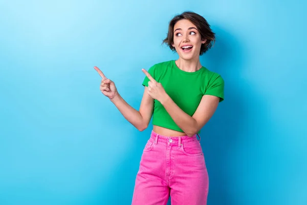 Foto Chica Joven Sorprendida Usar Pantalones Rosados Camiseta Verde Dedos —  Fotos de Stock