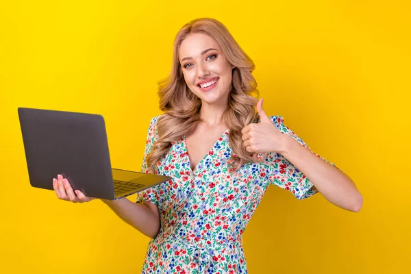 积极可爱的女士穿着时髦衣服的肖像拿着上网本大拇指高质现代技术隔离在黄色背景下 — 图库照片