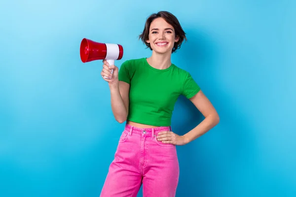 Foto Feliz Jovem Ativista Vestir Verde Shirt Calças Rosa Segurar — Fotografia de Stock