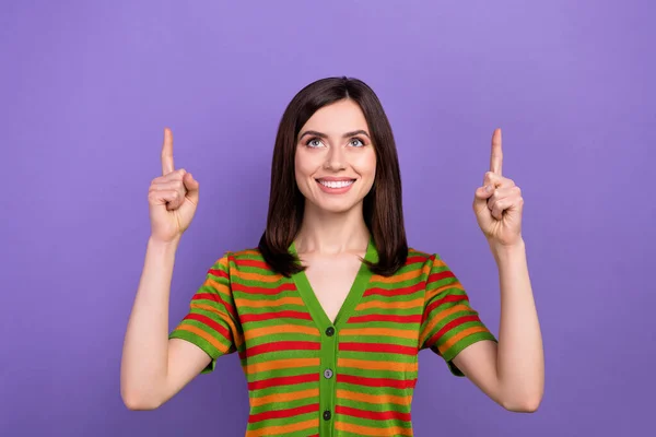 Portrét Optimistické Spokojené Dívky Stylový Účes Oblečený Pruhované Svetr Vzhled — Stock fotografie