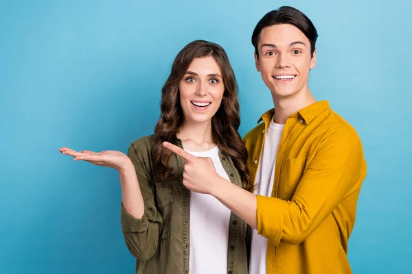 Portrait Two Astonished People Students Demonstrate Hold Arm New Proposition — Stock Photo, Image