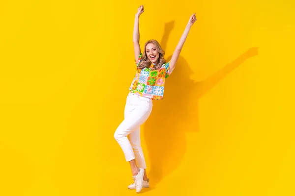 Volledige Foto Van Vrolijk Meisje Gekleed Kleurrijke Shirt Witte Broek — Stockfoto