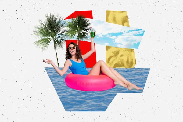 无忧无虑的滑稽女孩游泳漂浮充气环海喝鸡尾酒棕榈树沙滩云天的创意拼贴 — 图库照片