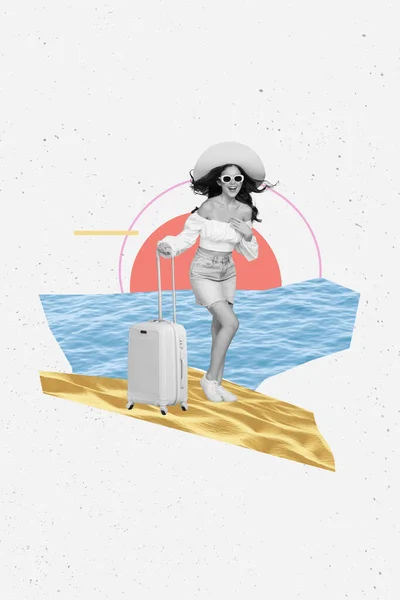 縦コラージュ写真の陽気びっくり黒白の色の女の子ホールドスーツケーススタンド砂のビーチの海の水は白の背景に隔離 — ストック写真