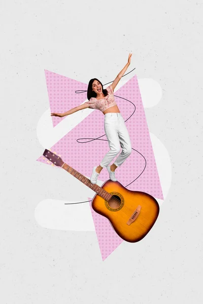 年轻快乐女子感觉自由音乐会的复合拼贴演奏声吉他跳舞脚尖与灰粉色背景隔离 — 图库照片