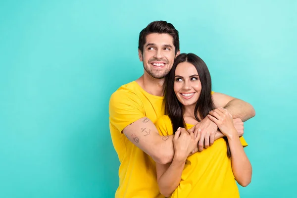 Photo Excited Dreamy Married Couple Wear Yellow Shirts Cuddling Looking — Stock Photo, Image