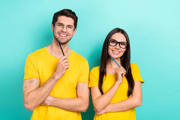 Φωτογραφία Του Δύο Minded Αισιόδοξη Χαρούμενα Φορούν Κίτρινο Shirt Κρατήσει — Φωτογραφία Αρχείου