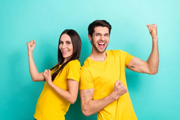 Foto Casal Sortudo Engraçado Usar Camisetas Amarelas Gritando Levantando Punhos — Fotografia de Stock