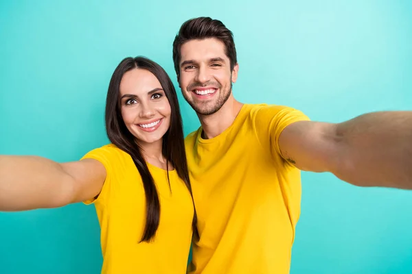 Zdjęcie Pozytywne Słodkie Małżeństwo Para Nosić Żółte Shirty Nagrywanie Wideo — Zdjęcie stockowe