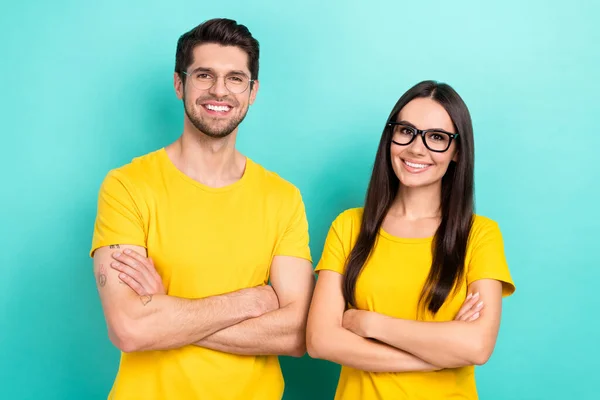 Foto Dos Hermanos Confiados Con Hermana Usan Camisetas Amarillas Marca —  Fotos de Stock