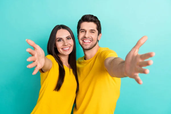 Photo Cheerful Funny Married Couple Wear Yellow Shirts Hugging Open — Stock Photo, Image