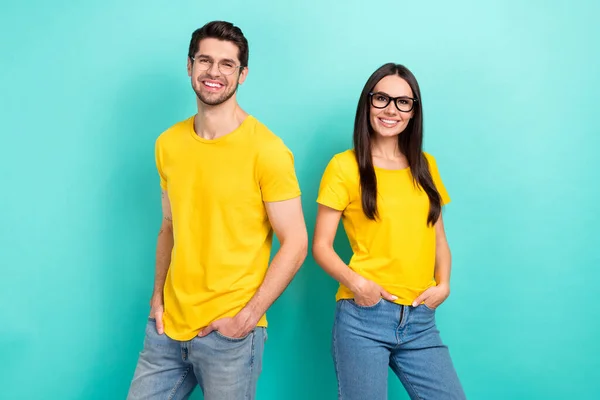 Photo Portrait Couple Youngsters Wear Yellow Shirt Denim Jeans Hands — Stock Photo, Image