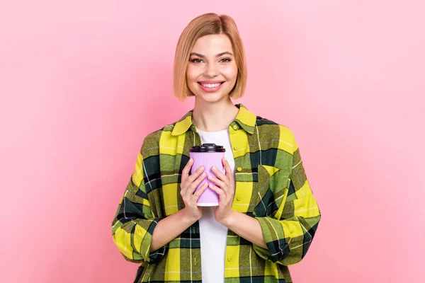 Портрет Милої Веселої Дівчини Зубної Посмішки Рук Тримає Свіжу Чашку — стокове фото