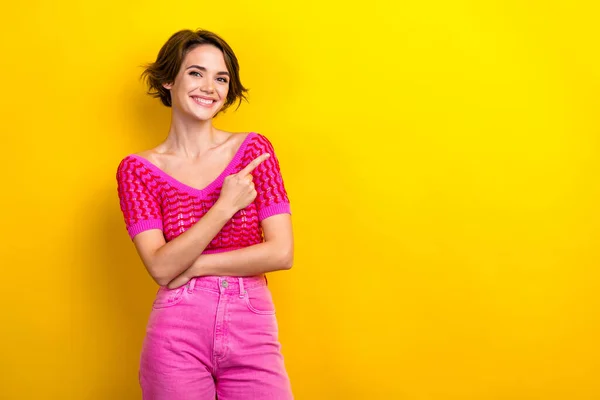 Fotografie Zubaté Zářící Pozitivní Dívka Oblečené Ramene Košile Indikující Promo — Stock fotografie