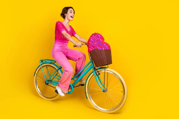 Foto Corpo Inteiro Menina Engraçada Juventude Que Monta Cesta Bicicleta — Fotografia de Stock