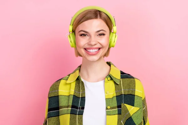 Zdjęcie Pięknej Wesołej Dziewczyny Promienieje Uśmiech Cieszyć Słuchać Muzyki Słuchawki — Zdjęcie stockowe