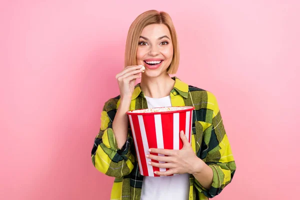 かなり面白いの女性の写真再生シャツ食べるポップコーン見てコメディ映画隔離されたピンク色の背景 — ストック写真