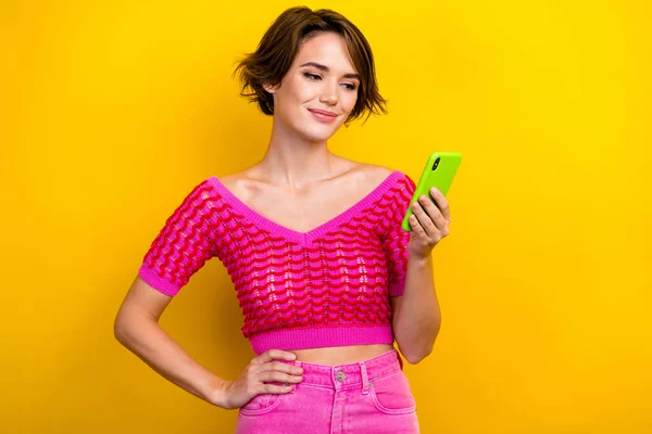 Портрет Красивої Красивої Леді Модному Рожевому Одязі Використовує Пристрій Iphone — стокове фото