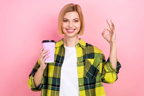 かわいい正の女の子の写真歯の笑顔ホールドコーヒーカップは ピンクの色の背景に隔離されたキーシンボルを実証 — ストック写真