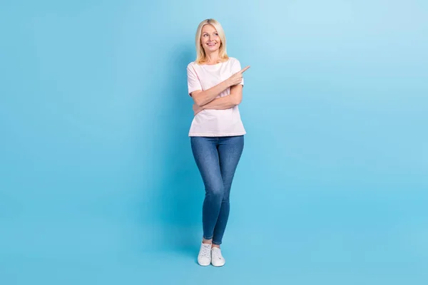 Full Size Foto Van Vrolijke Senior Vrouw Witte Shirt Jeans — Stockfoto