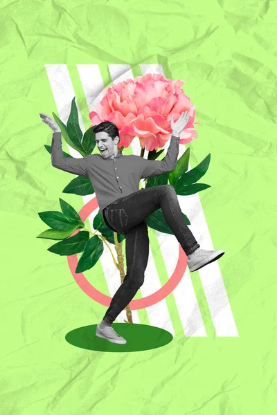 興奮した黒白効果の垂直コラージュイメージミニ男は緑の紙の背景に隔離された大きな新鮮な春の花を踊る — ストック写真