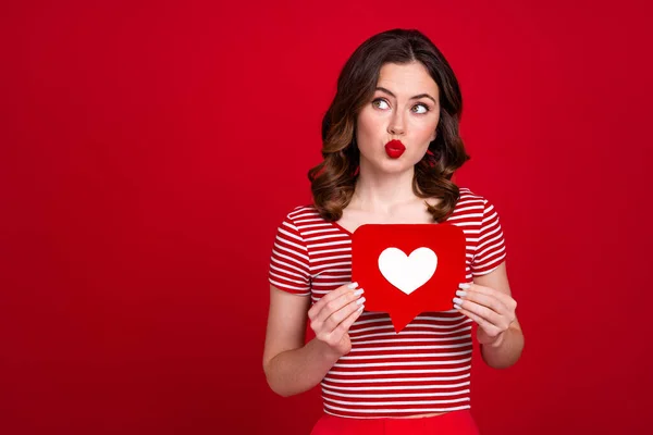 かわいいブロガーの女性の写真は 空気キス赤口紅ホールド紙ハート人気Instagramのポストは トップ孤立した赤の色の背景を着用 — ストック写真