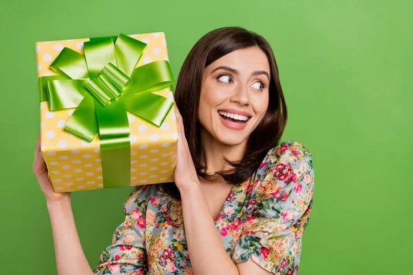 Foto Los Brazos Señora Alegre Encantadora Celebrar Giftbox Radiante Sonrisa —  Fotos de Stock