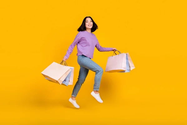 Çekici Alışverişin Tam Boy Fotoğrafı Koreli Moda Mağazası Çantaları Sarı — Stok fotoğraf