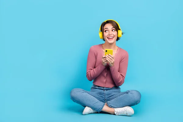 Full Length Cadre Young Girl Listen Wireless Earphones Bluetooth Connection — Zdjęcie stockowe
