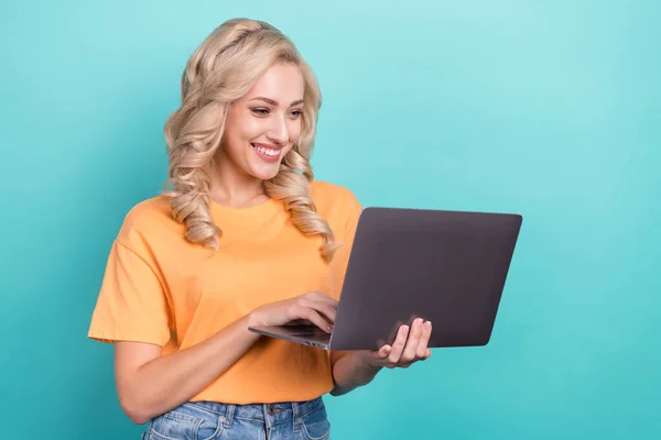积极向上 可爱的人穿着时髦的T恤衫 看着用蓝绿色背景隔开的笔记本电脑打字信息 — 图库照片